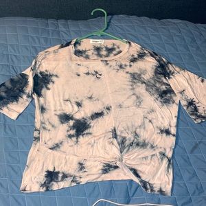 Short sleeve shirt with twist at the bottom